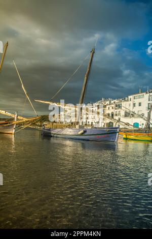 Vue sur le village de pêcheurs de Cadaques depuis la mer Banque D'Images