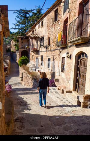 Rues d'un village de montagne européen typique Banque D'Images