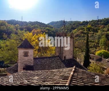 Rues d'un village de montagne européen typique Banque D'Images