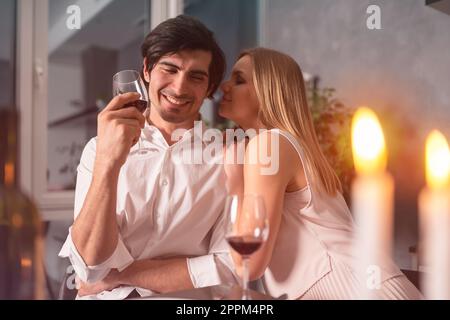 Jeune couple aimant lors d'un dîner romantique Banque D'Images