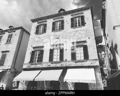 Stradun, Stradone est la rue principale du centre-ville historique de Dubrovnik en Croatie. sites architecturaux. Un endroit populaire pour les promenades touristiques. 14 août 2022 Noir et blanc Banque D'Images