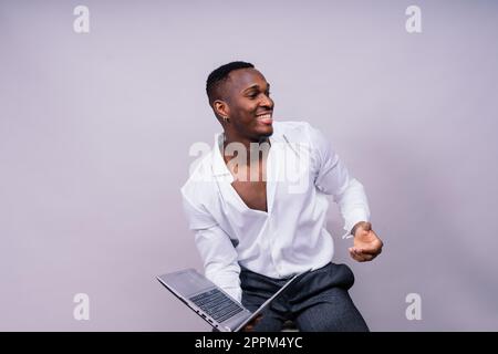 Homme d'affaires millénaire africain-américain isolé sur fond de studio, homme réussi costume formel Banque D'Images