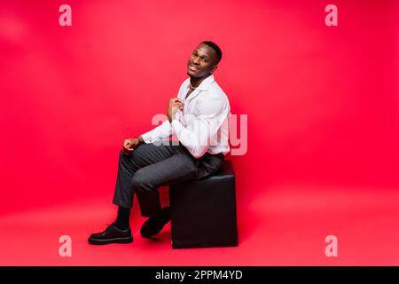 Homme d'affaires millénaire africain-américain isolé sur fond de studio, homme réussi costume formel Banque D'Images
