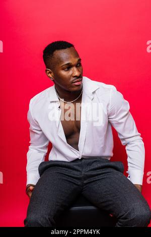 Homme d'affaires millénaire africain-américain isolé sur fond de studio, homme réussi costume formel Banque D'Images
