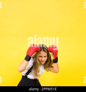 Petite fille portant des gants de boxe rouges, tir en studio, sport concept Banque D'Images