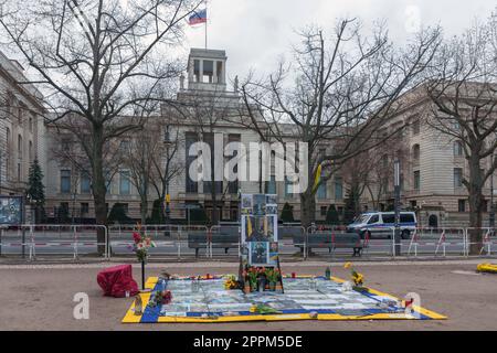 Le naufrage d'un char russe T72B se dresse maintenant comme un mémorial contre la guerre devant l'ambassade de Russie à Berlin. Ce char a été détruit le 31.3.2022 lors de la bataille de Kiev à la périphérie du village de Dmytrivka, à côté de Bucha, par des soldats de l'Ukraine, Banque D'Images