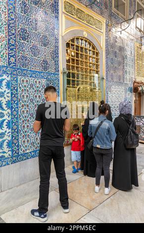 Les gens prient devant la tombe d'Abu Ayyub al-Ansari à la mosquée Eyup Sultan, Istanbul, Turquie Banque D'Images