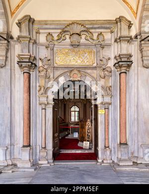 Marbre blanc décoré entrée des tombes au cimetière historique d'Eyup, situé dans le quartier d'Eyup, Istanbul, Turquie Banque D'Images