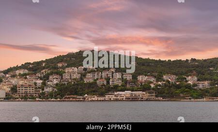 Vue sur les collines de l'île de Kinaliada depuis la mer de Marmara, avec maisons d'été traditionnelles et bateaux, Istanbul, Turquie Banque D'Images