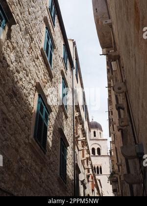 Dubrovnik, Croatie, 08.14. 2022. Rues étroites de la ville antique. Les façades des maisons sont en marbre et en pierre très proches les unes des autres. Fenêtres avec volets. Tourisme d'été en Adriatique. Banque D'Images