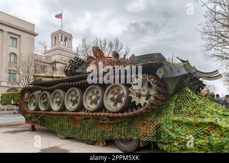 Le naufrage d'un char russe T72B se dresse maintenant comme un mémorial contre la guerre devant l'ambassade de Russie à Berlin. Ce char a été détruit le 31.3.2022 lors de la bataille de Kiev à la périphérie du village de Dmytrivka, à côté de Bucha, par des soldats de l'Ukraine, Banque D'Images