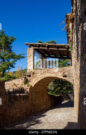 Rues d'un village de montagne européen typique Banque D'Images