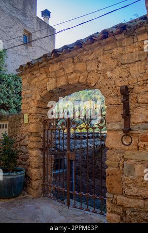 Rues d'un village de montagne européen typique Banque D'Images