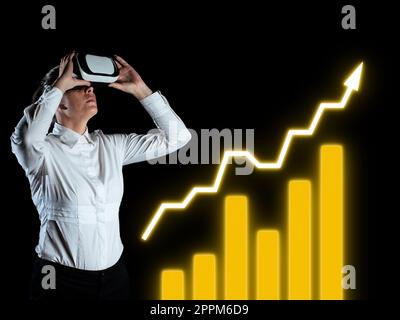 Dame en chemise blanche portant des lunettes VR et regardant les messages importants. Femme d'affaires ayant des lunettes de réalité virtuelle et montrant des informations crutial. Banque D'Images