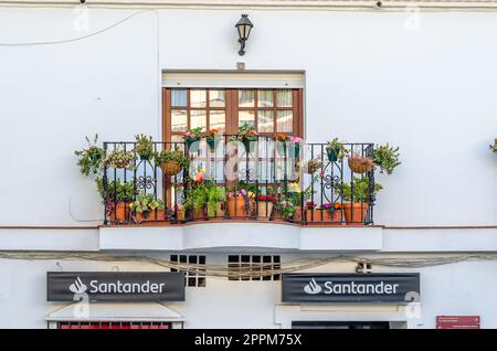 MIJAS, ESPAGNE - 9 OCTOBRE 2021 : succursale de la banque Santander dans le village de Mijas, situé sur la Costa del sol, Andalousie, sud de l'Espagne. Santander est une banque espagnole fondée en 1857 Banque D'Images