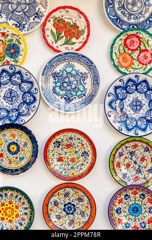 MIJAS, ESPAGNE - 9 OCTOBRE 2021 : assiettes en céramique colorées typiques dans une boutique de souvenirs et d'artisanat dans le village de Mijas sur la Costa del sol, province de Malaga, Andalousie, sud de l'Espagne Banque D'Images