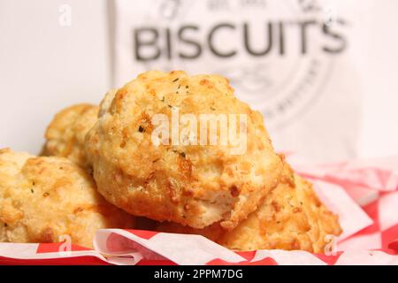 Biscuits au fromage à l'ail frais avec biscuit affiche en arrière-plan DOF peu profonde Banque D'Images