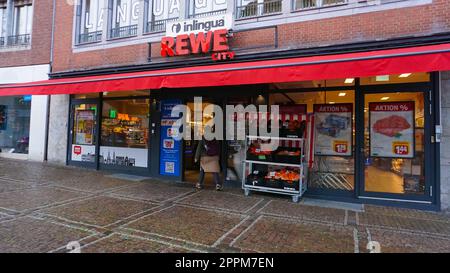 L'entrée d'un supermarché Rewe. Banque D'Images