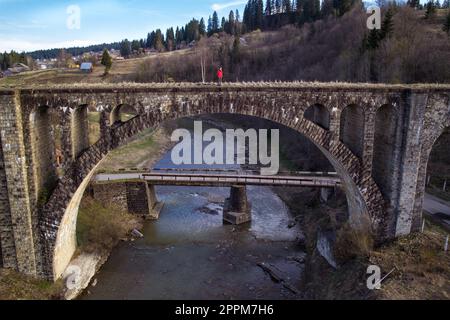 Femme debout sur le pont de brique dans Dragobrat paysage photo Banque D'Images