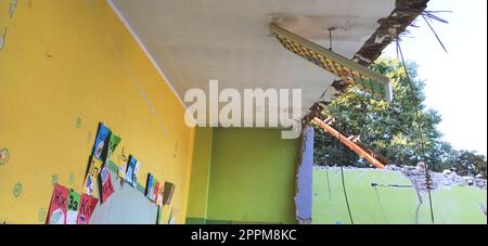 Sremska Mitrovica, Serbie, 13 août 2020. Démantèlement et démolition de l'ancienne école nommée d'après Jovan Popovic. Trous dans les murs et le plafond. Salle de classe ruinée Banque D'Images