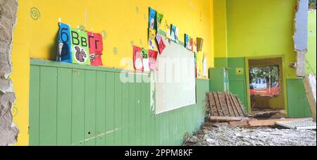 Sremska Mitrovica, Serbie, 13 août 2020. Démantèlement et démolition de l'ancienne école nommée d'après Jovan Popovic. Trous dans les murs et le plafond. Salle de classe ruinée Banque D'Images