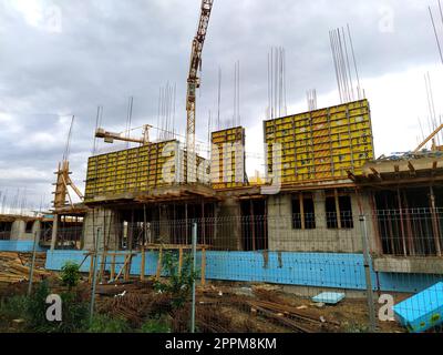 Sremska Mitrovica, Serbie. 10 juin 2020. Construction d ' un immeuble d ' appartements pour les réfugiés, la police et le personnel militaire. Travaux de construction au rez-de-chaussée. Matériaux de construction et grue Banque D'Images