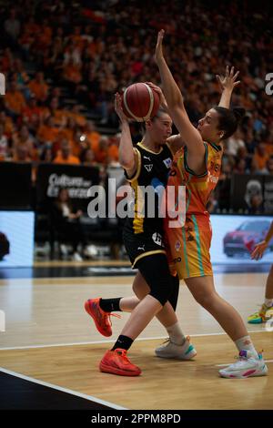 Valence, Espagne. 23rd avril 2023. Maria Eraunzetamurgil Ayestaran de Movistar Estudiantes (L) et Elena Buenavida de Valence Panier (R) en action pendant la finale de la Ligue Endesa au Pavillon Fuente de San Luis.Valencia Panier 77:35 Movistar Estudiantes (photo de Vicente Vidal Fernandez/SOPA Images/SIPA/USA) Live SIPA Banque D'Images