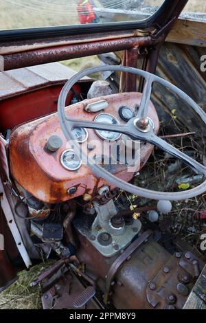 Volant et instruments sur un ancien tracteur Banque D'Images
