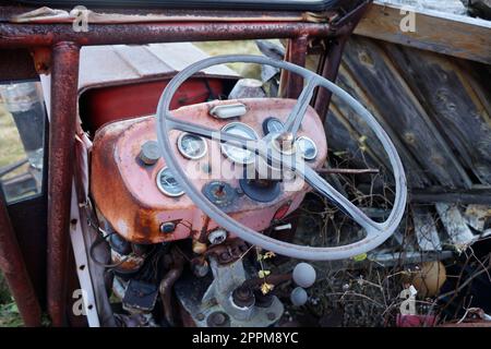 Volant et instruments sur un ancien tracteur Banque D'Images