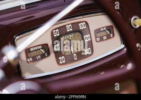 Indicateur de compteur de vitesse sur une vieille voiture d'époque Banque D'Images