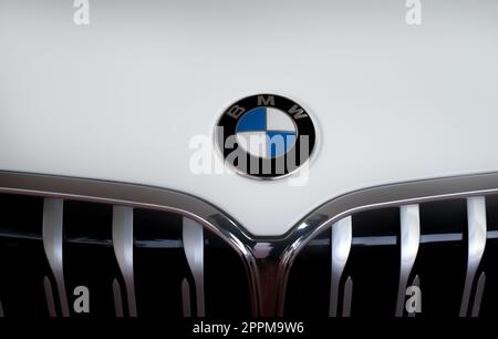 KHON KAEN, THAÏLANDE-DÉCEMBRE 18, 2022 : gros plan BMW voiture avec le logo de la société. Marque de voiture de luxe. BMW est l'abréviation de Bayerische Motoren Werke. Le logo circulaire bleu et blanc BMW sur la voiture BMW blanche. Banque D'Images