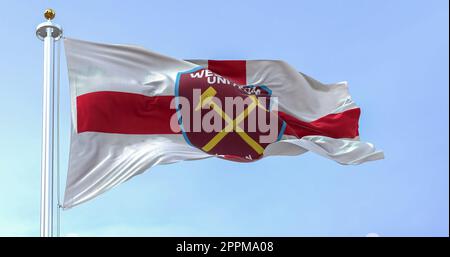 Drapeau du West Ham United F.C. agitant dans le vent par temps clair Banque D'Images