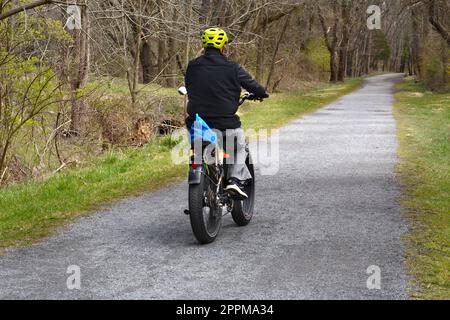 Un cycliste passe son vélo le long de la piste Virginia Creeper Trail, une piste ferroviaire polyvalente entre Abingdon et Whitetop Mountain, dans le sud-ouest de la Virginie. Banque D'Images