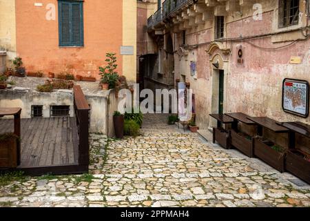 Escaliers pavés typiques dans une ruelle de rue latérale iin Matera. Basilicate. Italie Banque D'Images