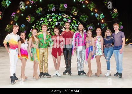 Gabriel St Jean, Brynne McIsaac, Angelina Avdaseva, Evgenii Kostarev, Gabriella Papadakis, Guillaume Cizeron, Alexey Rogonov, Alina Solovyeva, Sabrina Bittner, Alexia Kruk et Jan Eisenhaber au photocall du spectacle Holiday on Ice A New Day at te Banque D'Images