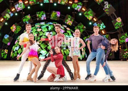 Gabriel St Jean, Brynne McIsaac, Guillaume Cizeron, Gabriella Papadakis, Sabrina Bittner, Jan Eisenhaber et Alexia Kruk au photocall pour le spectacle Holiday on Ice A New Day au Tempodrom Berlin, 01 03 2023 Banque D'Images