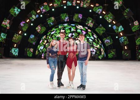 Alexia Kruk, Guillaume Cizeron, Gabriella Papadakis et Jan Eisenhaber au photocall du spectacle Holiday on Ice A New Day au Tempodrom Berlin, 01 03 2023 Banque D'Images