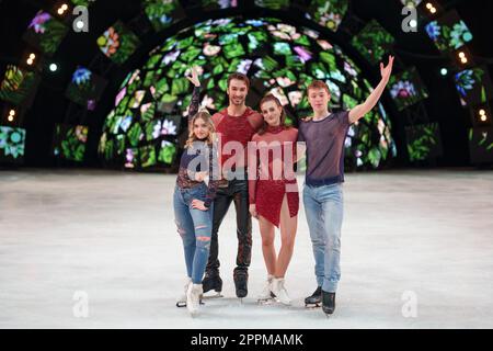 Alexia Kruk, Guillaume Cizeron, Gabriella Papadakis et Jan Eisenhaber au photocall du spectacle Holiday on Ice A New Day au Tempodrom Berlin, 01 03 2023 Banque D'Images