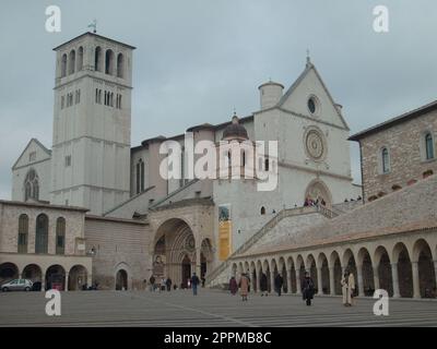 Assise, Italie, 01 décembre 2007. Entrée à l'église de San Francesco à Assise, la basilique de Saint François au monastère Sacro Convento. Le temple principal de l'ordre franciscain en Ombrie Banque D'Images