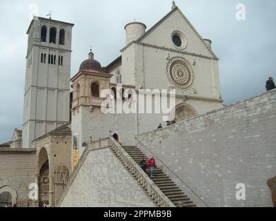 Assise, Italie, 1 décembre 2007 bâtiments anciens près de l'église San Francesco à Assise. Le temple principal de l'ordre franciscain en Ombrie. Escaliers et murs en pierre blanche. Attraction touristique Banque D'Images