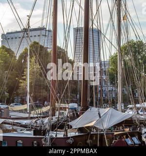 ROTTERDAM, PAYS-BAS - 26 AOÛT 2013 : vue sur le Veerhaven, l'un des nombreux ports de Rotterdam, pays-Bas Banque D'Images