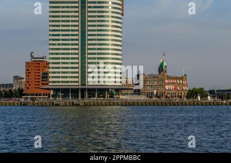 ROTTERDAM, PAYS-BAS - 26 AOÛT 2013 : Paysage urbain, vue de gratte-ciel près de la Meuse, dans le quartier de Kop van Zuid à Rotterdam, pays-Bas Banque D'Images