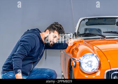 Voiture de nettoyage, polissage, lavage et nettoyage professionnels avec microfibre dans le garage Banque D'Images