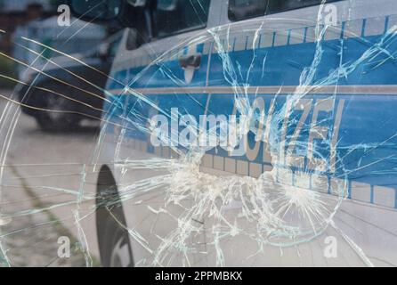 Verre brisé et voiture de police comme symbole de violence contre la police Banque D'Images