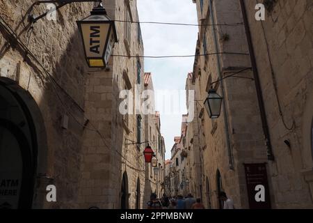 Dubrovnik, Croatie, 08.14. 2022. Rues étroites de la ville antique. Les façades des maisons sont en marbre et en pierre très proches les unes des autres. Fenêtres avec volets. Tourisme d'été en Adriatique. Banque D'Images