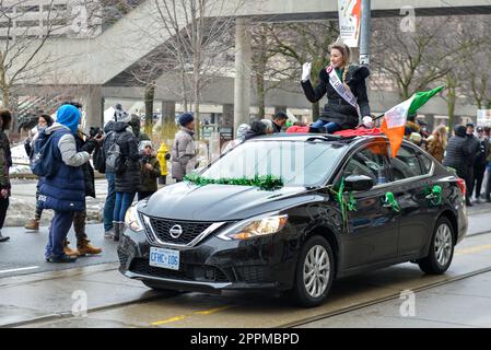 Toronto, ON, Canada – 10 mars 2019 : les gens prennent part au défilé de la Saint-Patrick au centre-ville de Toronto Banque D'Images