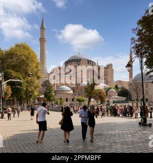 Longue file d'attente de touristes attendant d'entrer dans la mosquée Sainte-Sophie, ou Ayasofya Camii, autrefois une église orthodoxe grecque Banque D'Images