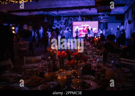 décor aux chandelles avec cheminée Banque D'Images