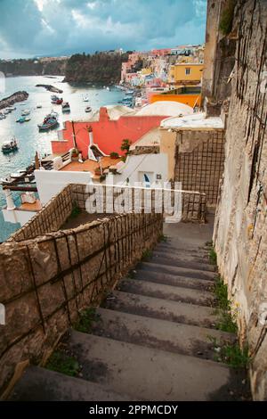 Beau village de pêcheurs, Marina Corricella sur l'île de Procida, baie de Naples, Italie. Banque D'Images