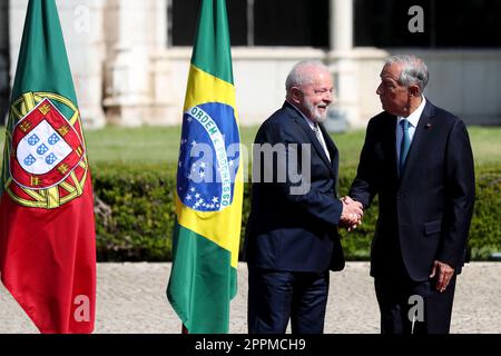 Lisbonne. 22nd avril 2023. Le président brésilien Luiz Inacio Lula da Silva (L) tremble la main avec le président portugais Marcelo Rebelo de Sousa à Lisbonne, au Portugal, à propos de 22 avril 2023. Lula est arrivé à Lisbonne vendredi lors de sa première visite en Europe depuis sa réélection à la présidence, avec un programme qui comprend un sommet Portugal-Brésil, à l'issue duquel les deux pays ont signé 13 accords de coopération bilatéraux couvrant des domaines tels que l'éducation, la justice, la santé, l'économie et la culture. Crédit: Pedro Fiuza/Xinhua/Alay Live News Banque D'Images